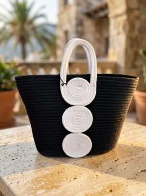 Bolso Maxitote Artesanal en Blanco y Negro con Detalle Espiral Espacioso y Elegante